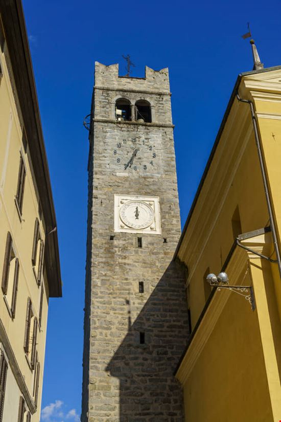 Ponte di Legno, torre campanaria Ponte di Legno Shutterstock.com 